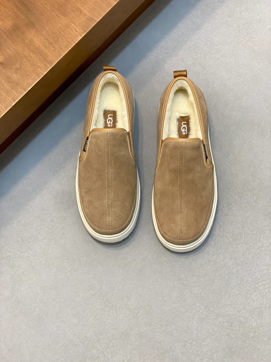 Men's shoes 💰580 New UGG fur-integrated men's simple and fashionable snow shoes. The most worth buying at the end of this year are warm casual shoes. Whether you are out and about at home, their comfortable and warm performance will be your most suitable fashion companion! The material is cowhide upper and imported wool is used inside. Two layers of cowhide for warmth and comfort! The eva+ rubber patch outsole is cushioned, non-slip and wear-resistant, and has good elasticity. It is light and wear-resistant, comfortable and soft, and the new simple cut is more fashionable. It has both practicality and fashion sense, so you no longer have to worry about how to match it in winter, while still maintaining your fashionable taste. High-quality genuine wool produced in Dongguan. The material depends on the details! Size: 39-40-41-42-43-44-45 sneaker size
